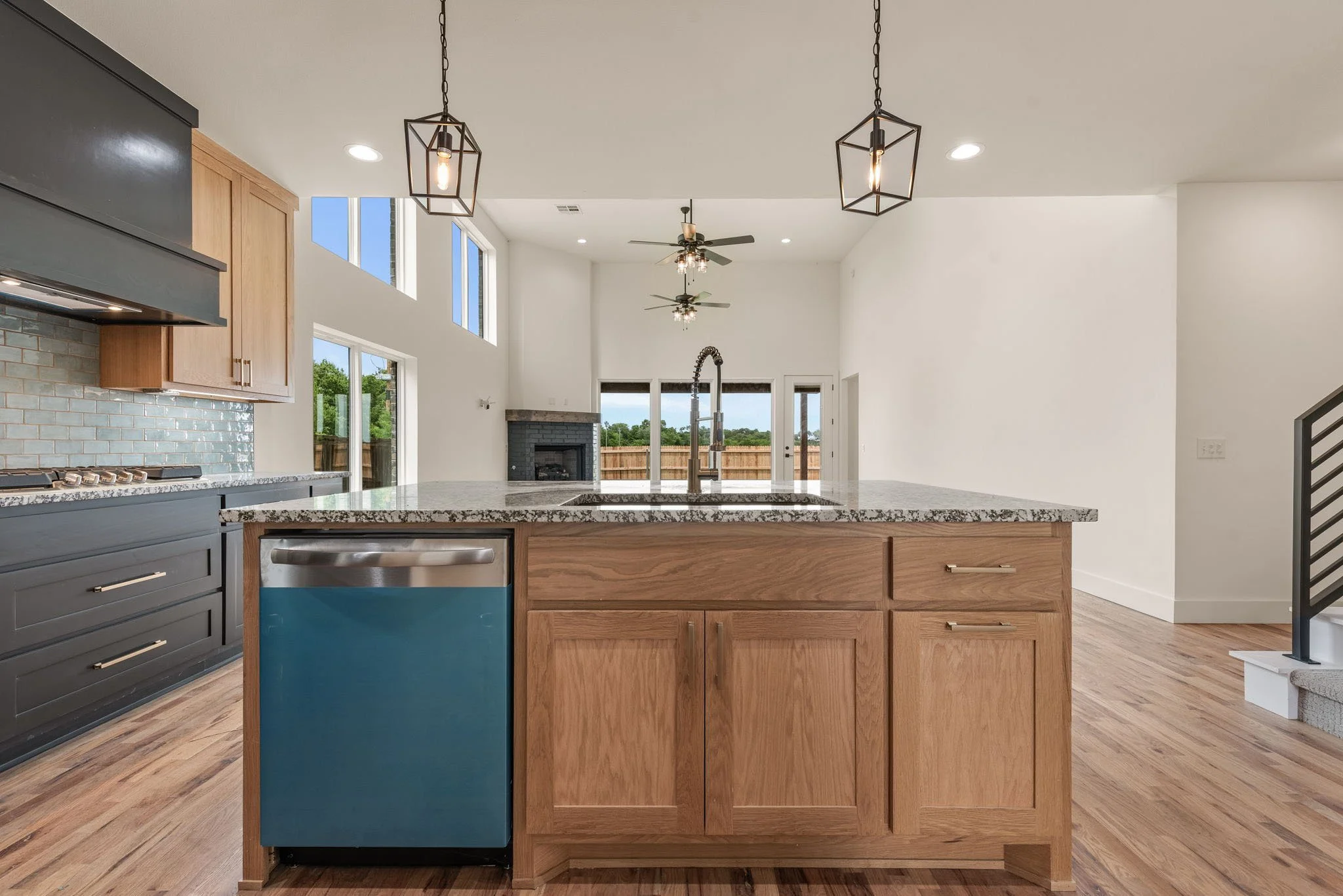 24-web-or-mls-2402 E Northampton St_Int_GCREP-39.jpg
