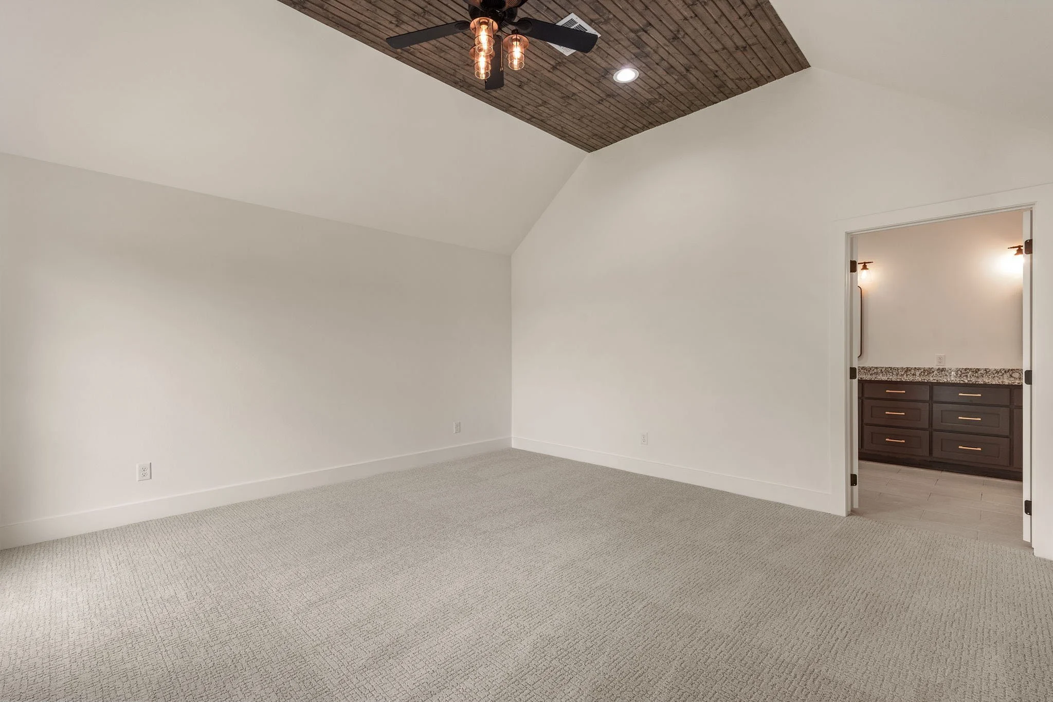 26-web-or-mls-2402 E Northampton St_Int_GCREP-14.jpg