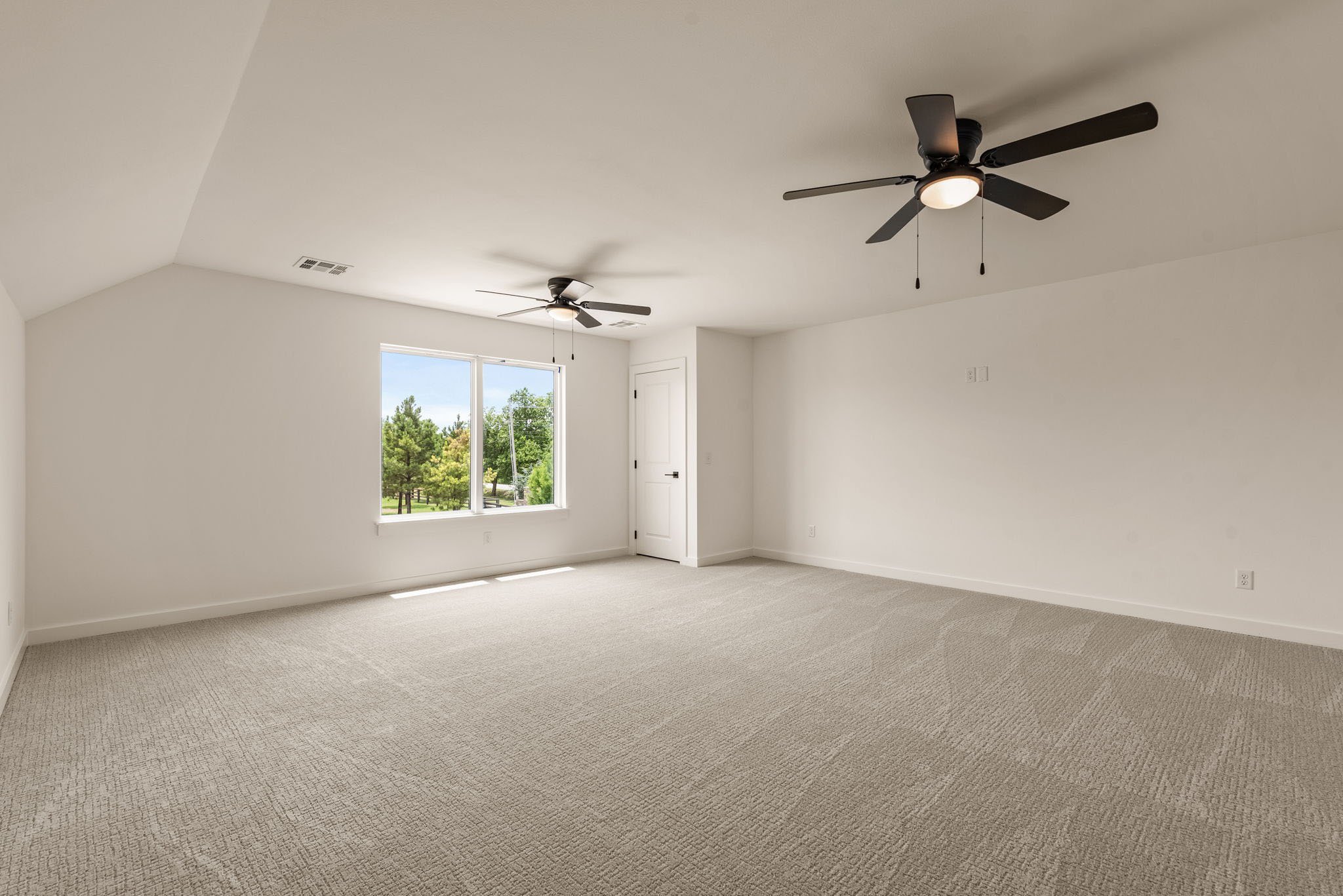 50-web-or-mls-2402 E Northampton St_Int_GCREP-10.jpg