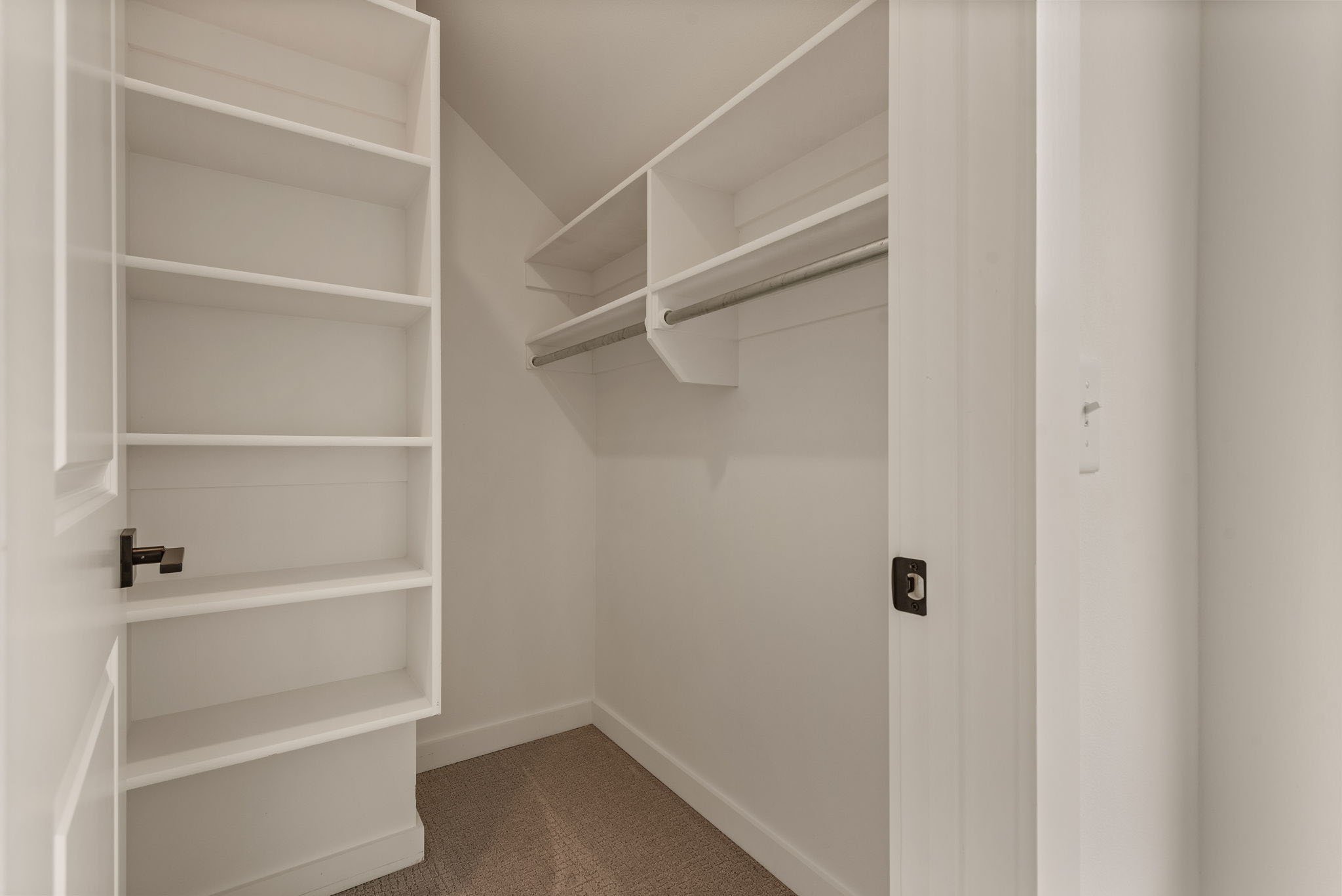 46-web-or-mls-2402 E Northampton St_Int_GCREP-6.jpg