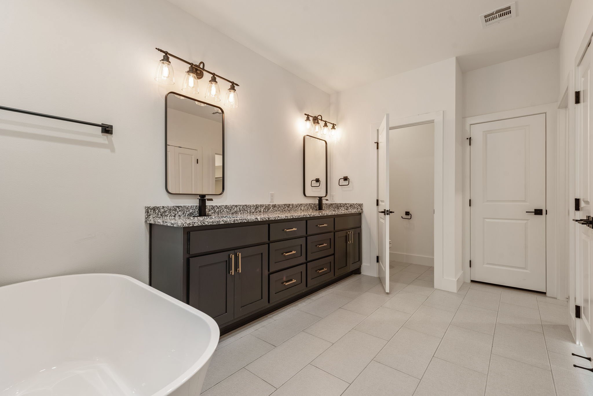 31-web-or-mls-2402 E Northampton St_Int_GCREP-19.jpg