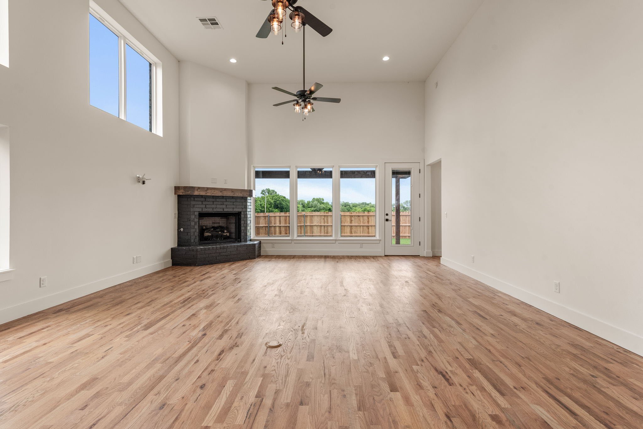 17-web-or-mls-2402 E Northampton St_Int_GCREP-46.jpg