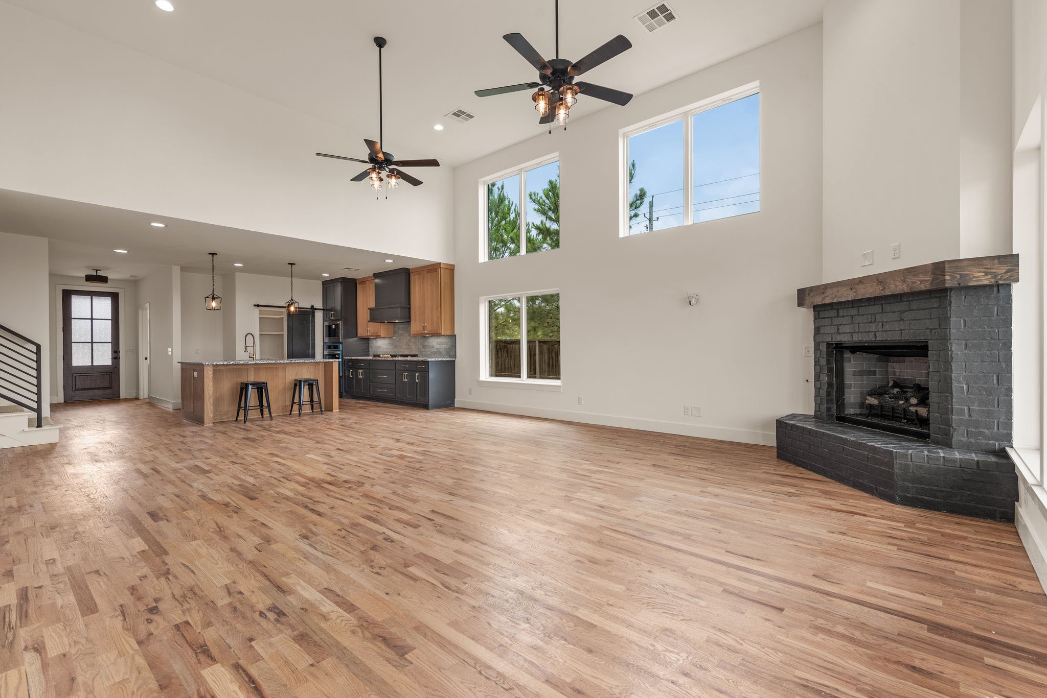 14-web-or-mls-2402 E Northampton St_Int_GCREP-43.jpg