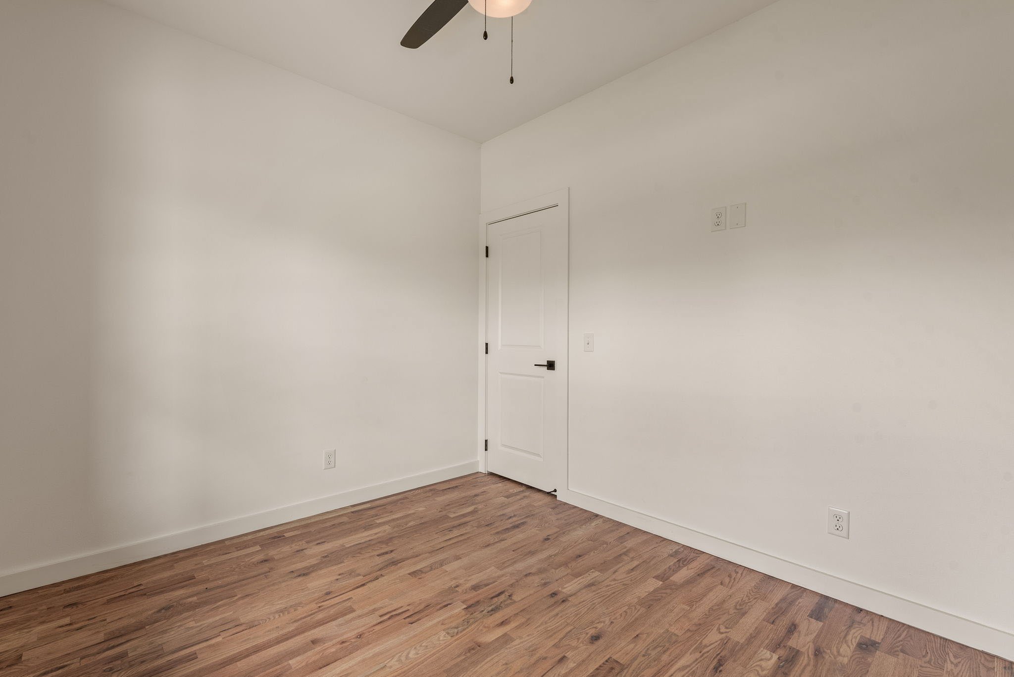 11-web-or-mls-2402 E Northampton St_Int_GCREP-29.jpg