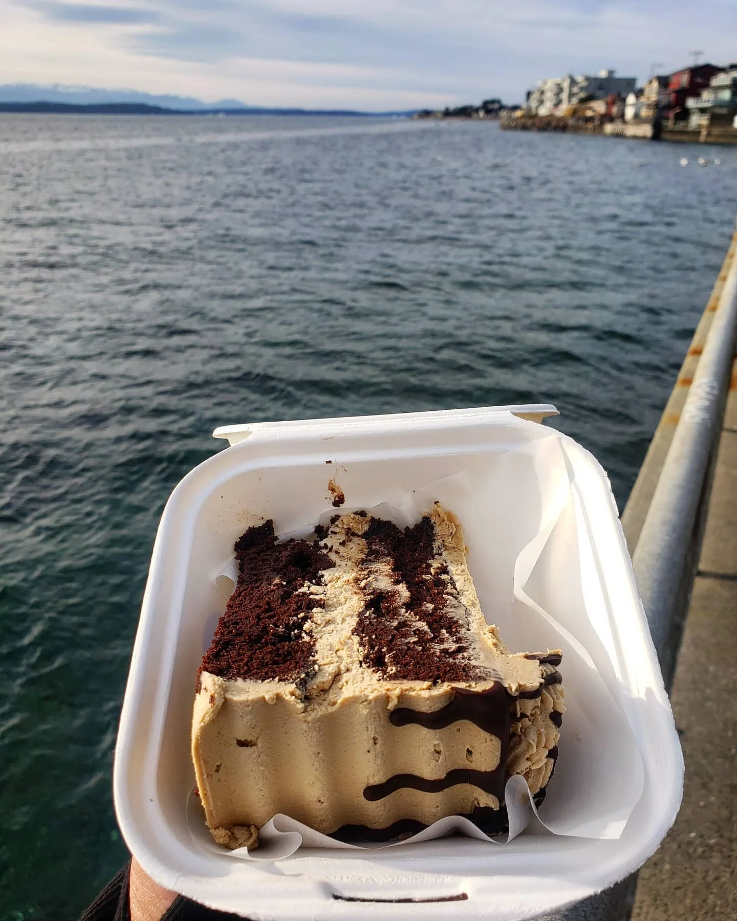 Happy Monday to all!

Thank you @rubybellavida for sharing this picture with us! She says, "Pizza and cake with this view. 🤩 It just doesn't get any better! If you still haven't visited @flyingapron you MUST! You will be daydreaming about their goods! The service and staff are also top notch!"
.
.
.
#caketime
#glutenfree 
#vegancake
#glutenfreecake
#cakeart
#alkibeach
#foodieandaview
#westseattleislandlife
#westseattle 
#foodielife
#westseattlejunction 
#mustlovecake
#delicious 
#thebest
#seattlefoodscene 
#seattlerefined