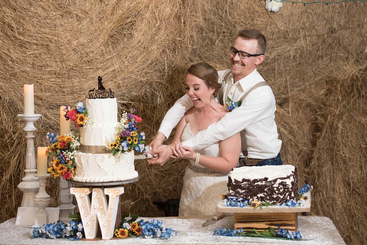 116 cutting the cake in farm wedding in texas.jpg