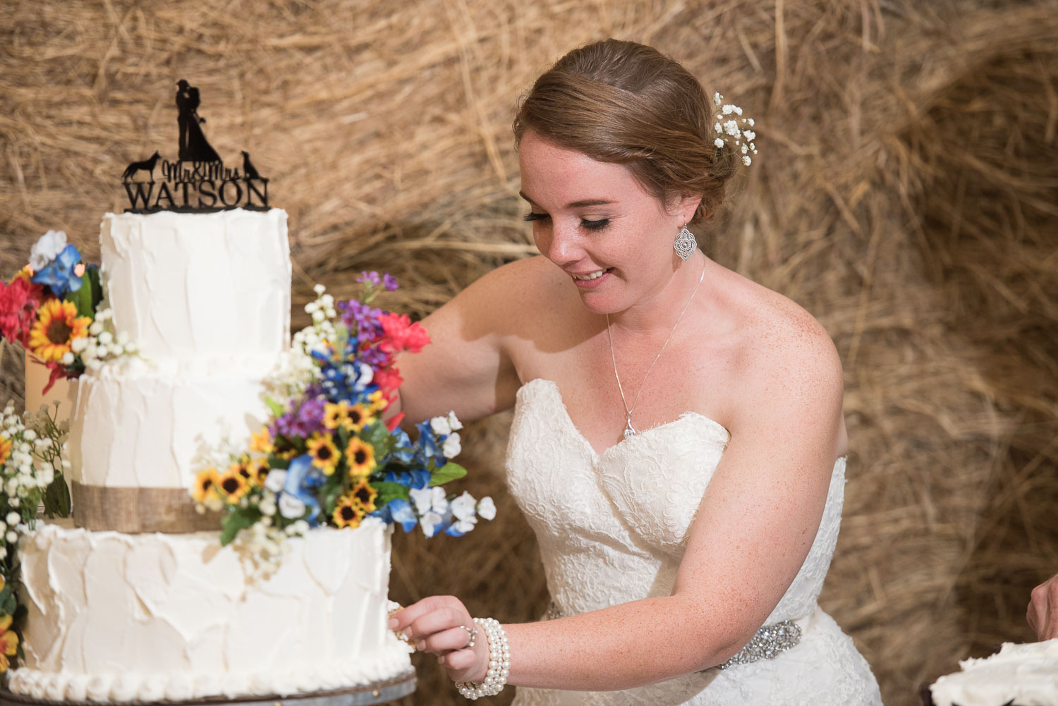 118 bride cutting silce of cake.jpg