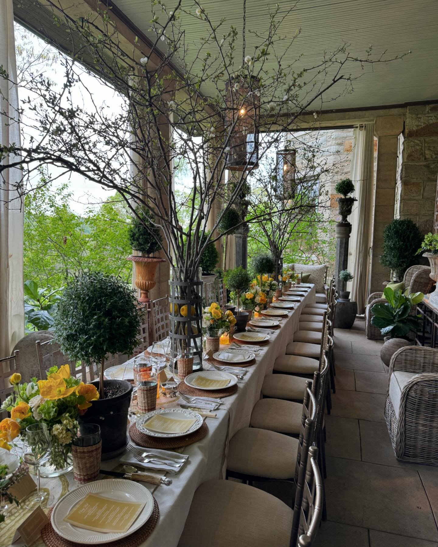 What a night! I cannot say thank you enough to @flowermagazine and @farrowandball  for hosting such a wonderful dinner last night. And to top it off, set in Elway Hall, the stunning home of @barrydarrdixon and @willthomastv who were amazing hosts! 

