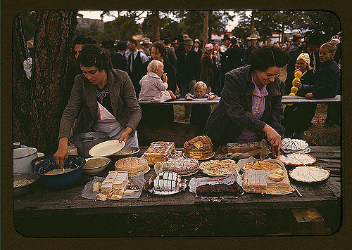 Cutting the pies and cakes ay the barbeque dinner, Pie Town, New Mexico Fair. Photographed by Russell Lee.