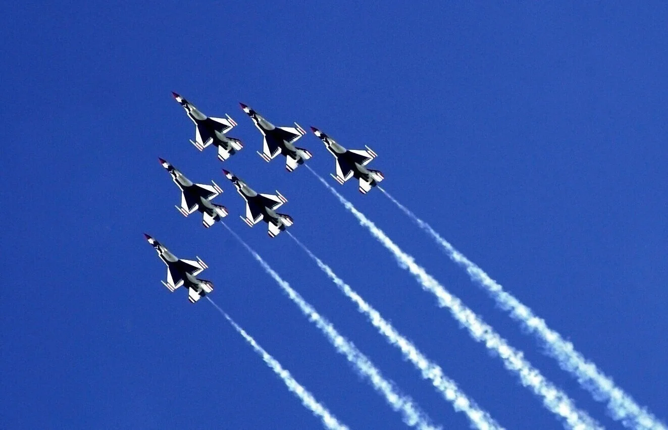 WEB%2525252Bhe-usaf-thunderbirds-f-16c-fighting-falcons-demonstration-team-passes-overhead-89f9ab%2525252B%25252525281%2525252529.jpg