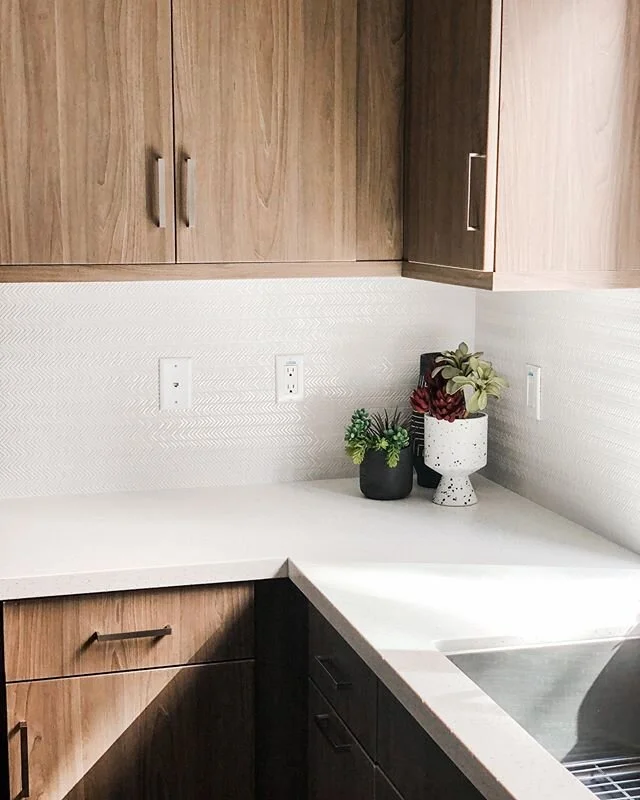 Lazy Sunday ahead 🌤 showing off the finished backsplash with tile from @porcelanosa for the win! We thought the mix between geometric and organic shapes married both our styles.
☓
☓
☓
☓
☓
☓
☓
#lightandbright #homedecor #interiorinspo #modernhome  #m