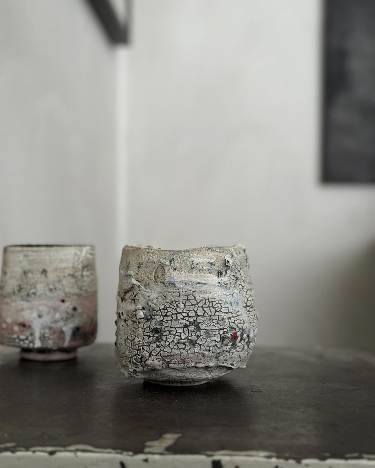 My bedside tables &hellip; lazy morning 

@samhallceramics 
.
.
#samhallceramics #mycuratedbedroom #galleryownerslife #hayonwye #thetablehay