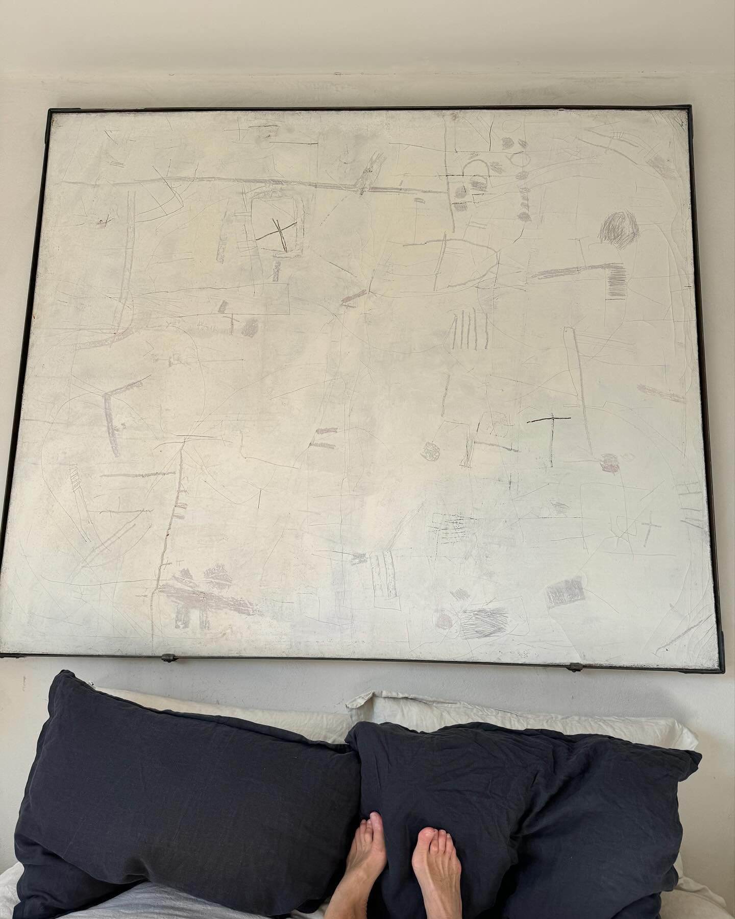 Lying in the sun upside on my bed before dining @chapters_hayonwye I am loving all the mark making in this large Roger Cecil canvas which hangs above my bed &hellip; I so do wish I had known him &hellip;
.
.
#rogercecil #welshartist #mycuratedbedroom