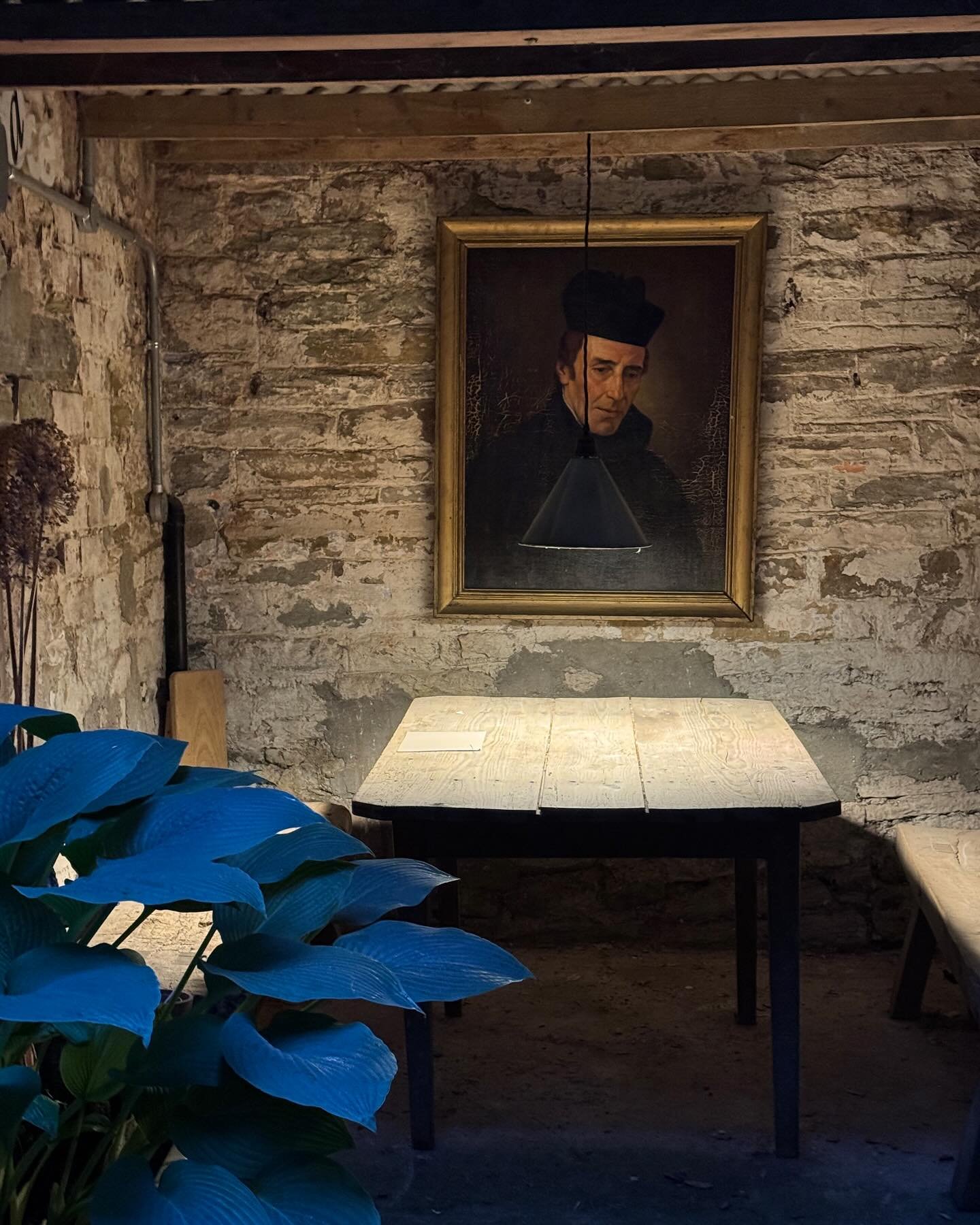Just putting finishing touches to my @hayfestival show at The Table with Jim Broadbent and @dixgrim which opens tomorrow and if you can&rsquo;t find me in the gallery I will have gone out back to commune with the Cardinal &hellip;
.
.
#festivalshow #