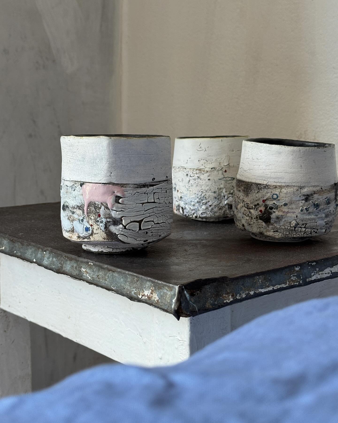 Bedroom curation is highly important and sourcing your bed linen to work with your @samhallceramics is essential so I am happy today 💙
.
.
#samhallceramics #frenchblue #changingthebed #changingitup #mycuratedhome #galleryownerslife #hayonwye #thetab