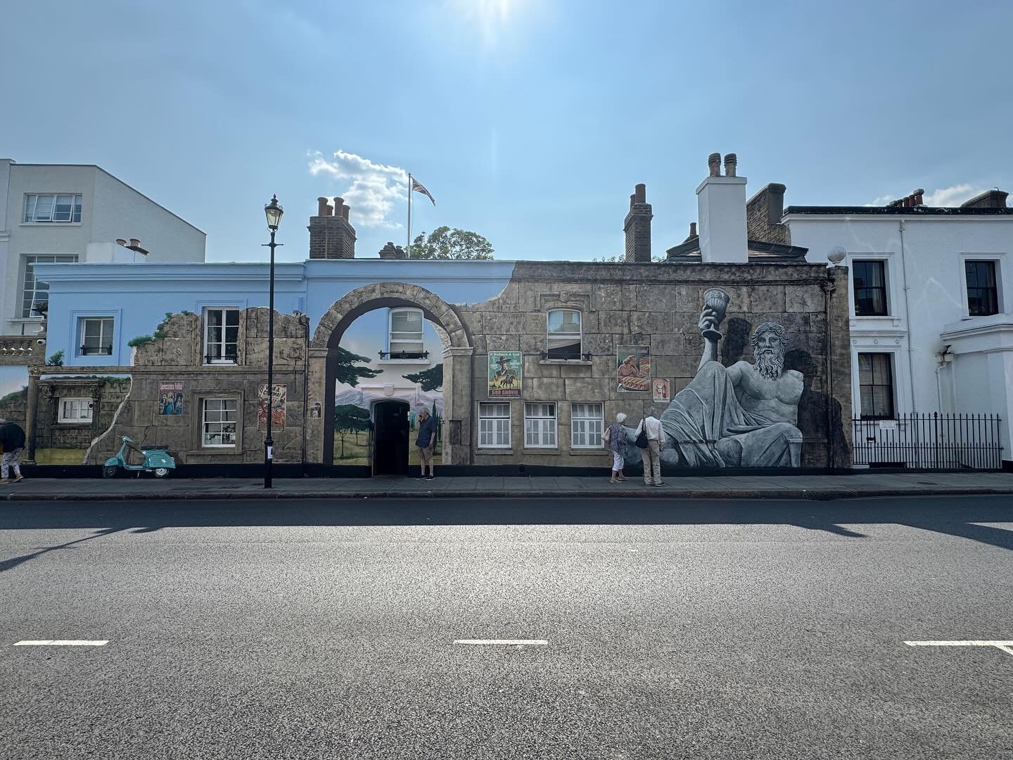 Thursday afternoon in the capital on the hottest day of the year and staying here @chelseaartsclub all dressed up for their summer ball.

Heading to the garden for a bar snack before heading off to watch &lsquo;Fifth Step&rsquo; with @sophiewindhamar