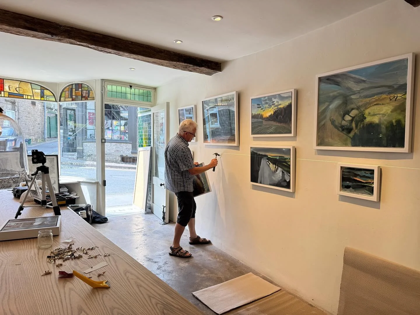Andrew busy hanging the Summer Show with me which opens this Thursday 17th.

This beautiful wall full of oil paintings is by a new artist to the gallery @gabriel.langlands 
.
.
#summershow #hangingthegallery #gabriellanglands #galleryownerslife #hayo