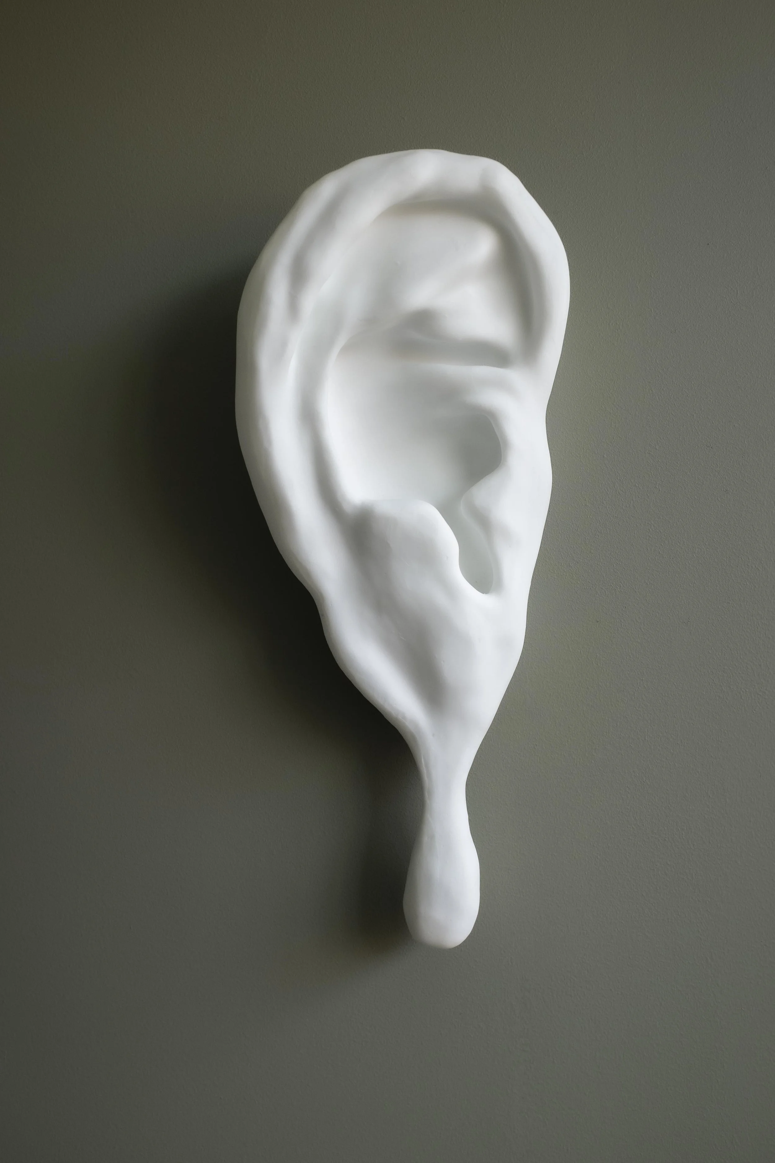  “Eavesdrop”  62x26x16cm  16kg white opalin glass 
