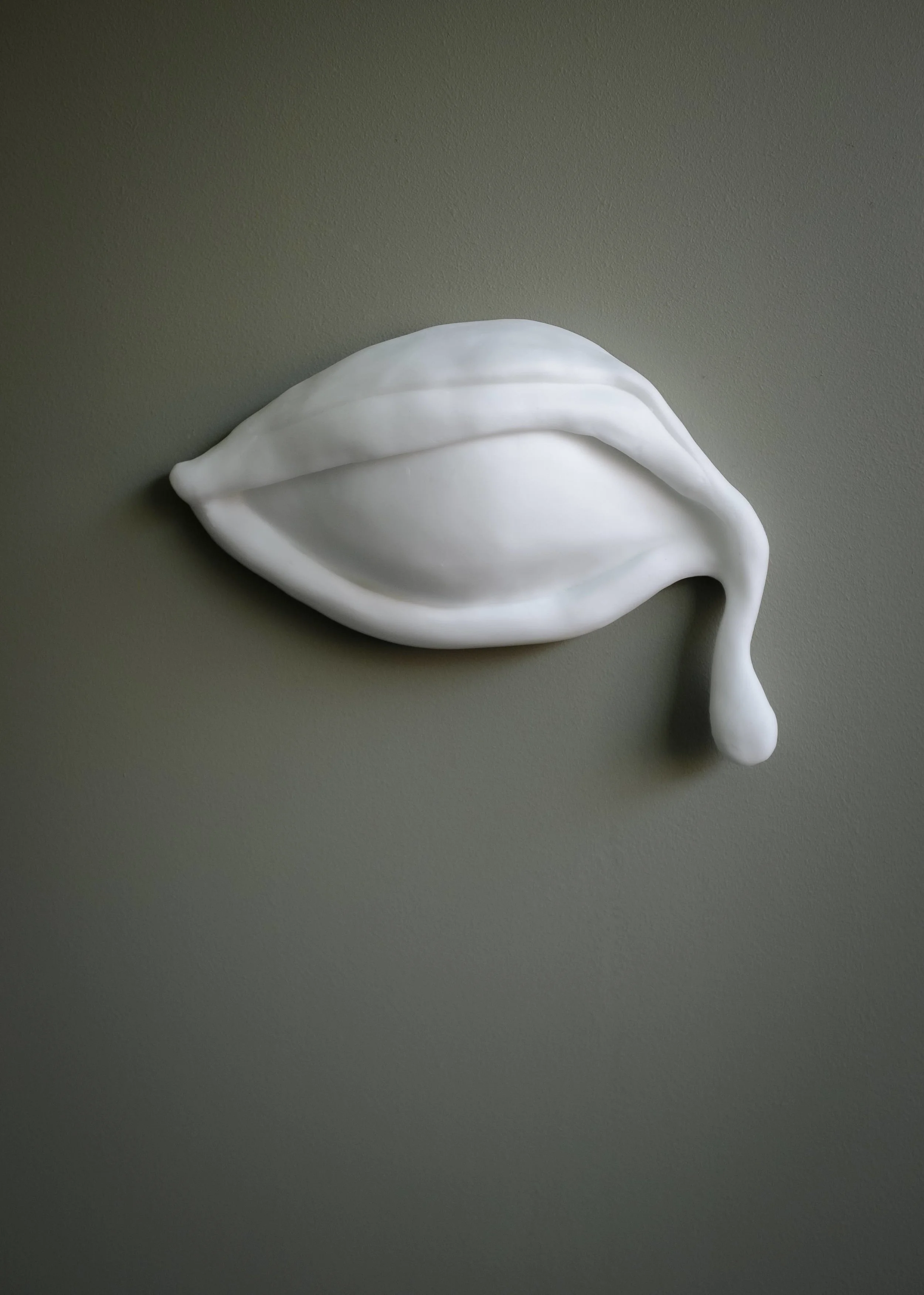  “Widow” 32x39x11cm  9 kg white opalin glass 