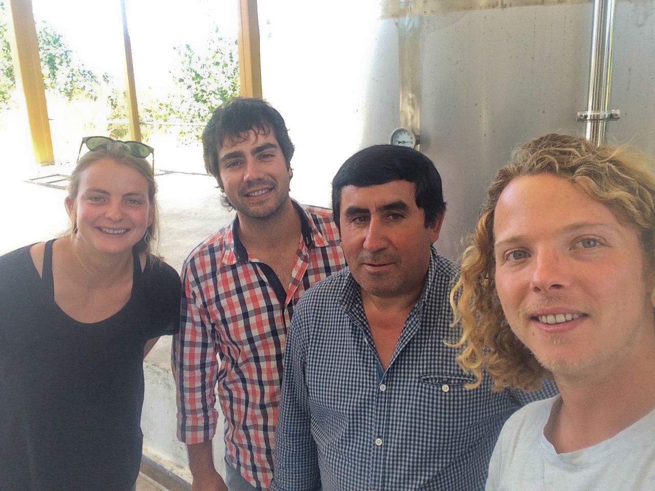 op de foto met pancho en boer enrique, de trotse eigenaar van de carignan stokken
