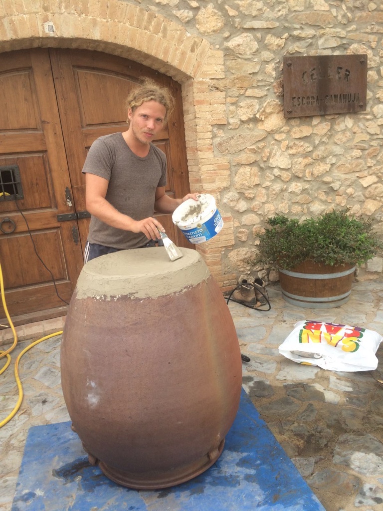 jur is fixing the leaks of amphora with special cement