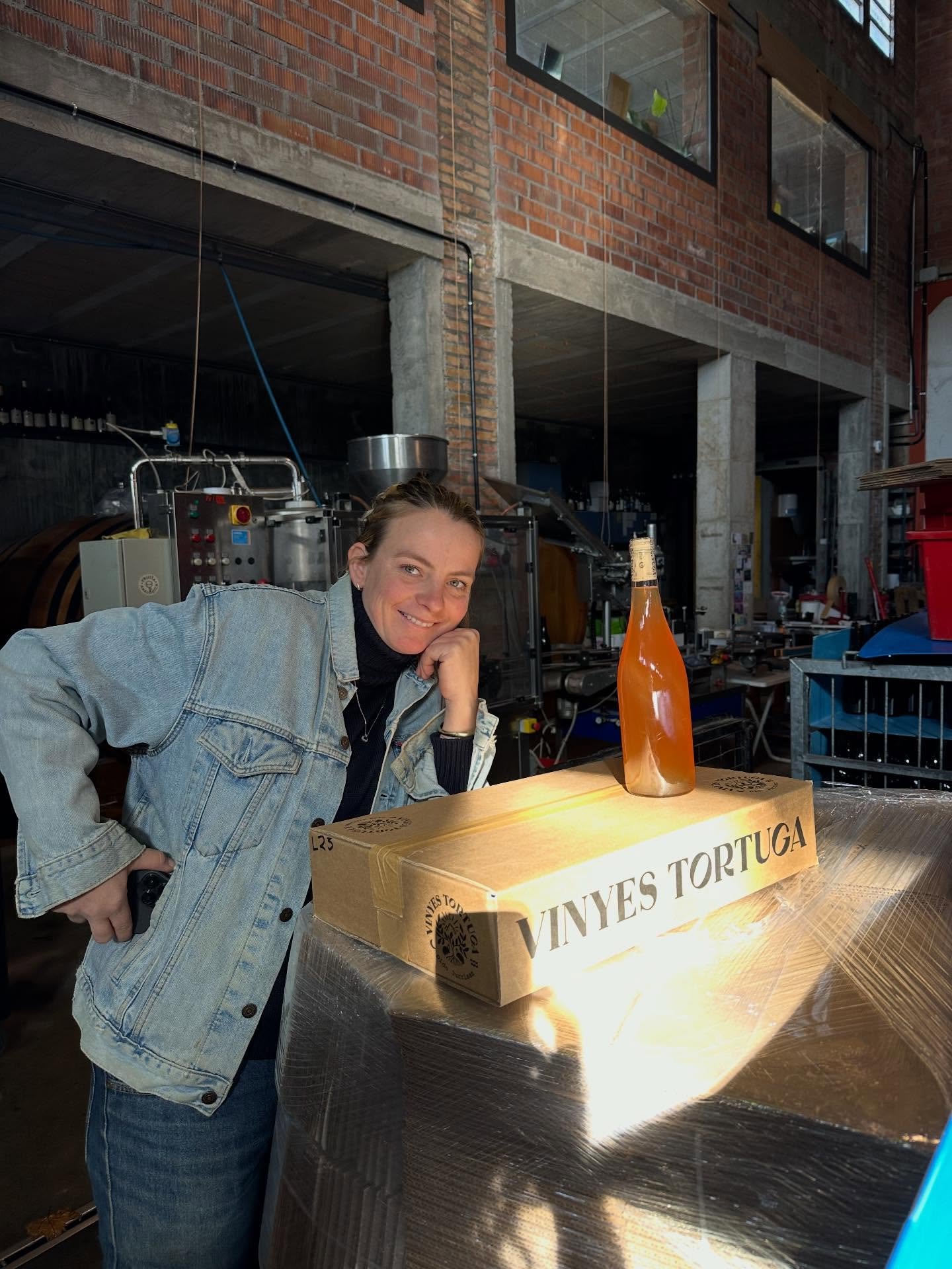 🍊 Orange Crush 25 will be released at the beginning of the new year and we&rsquo;re beyond excited to share it with you. 

A true Tortuga Orange 🍇: Garnatxa Blanca, Garnatxa Roja, Muscat de Alexandria, and a touch of Carinyena Blanca. 

#schistsoil