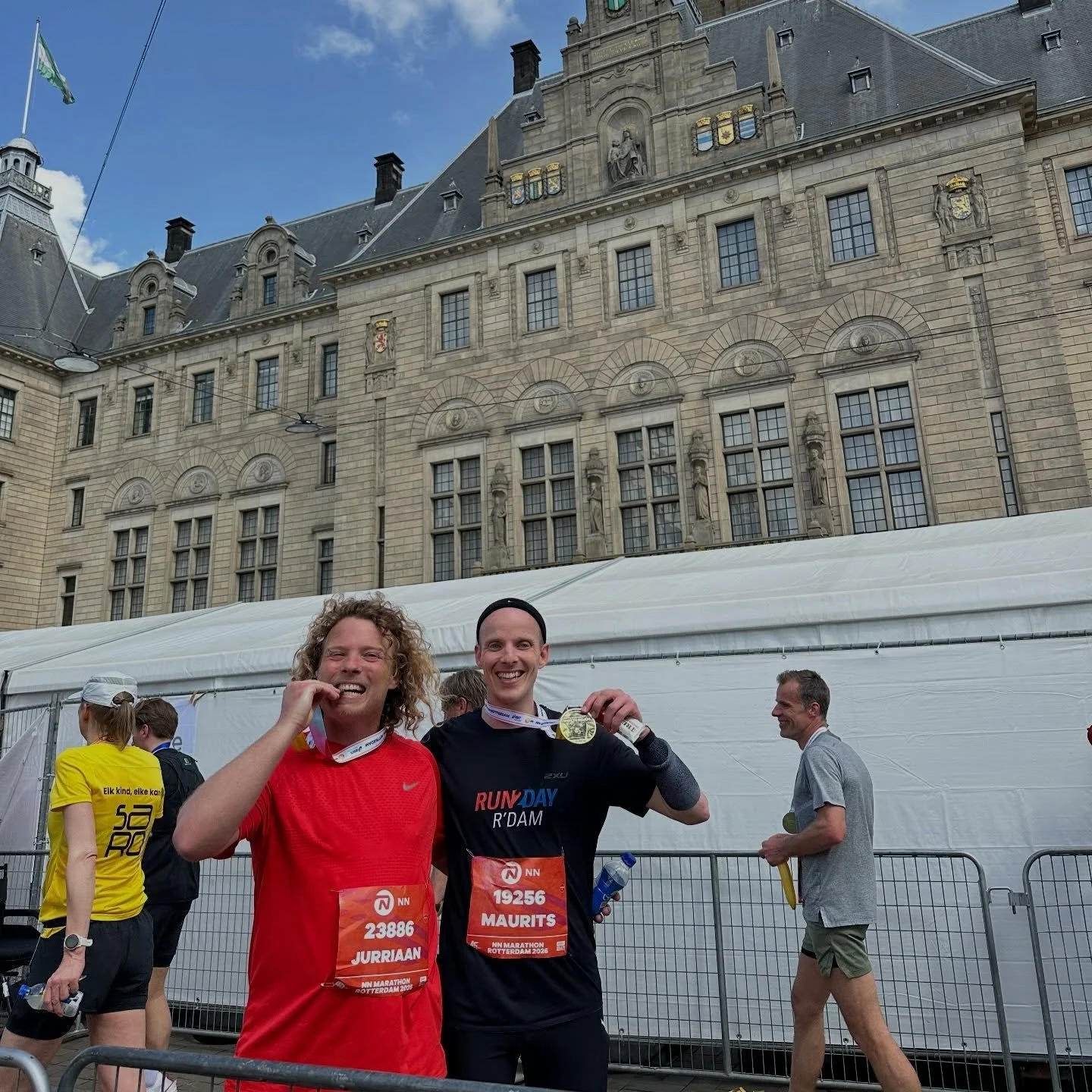 Been fermenting myself all year for this one, somehow I made it through.

Proud to have done this side by side with my (ex-Paralympic athlete) brother @morsinkmaurits 

❤️ Rotterdam, the city I grew up in. So much energy the whole way.

Also made my 