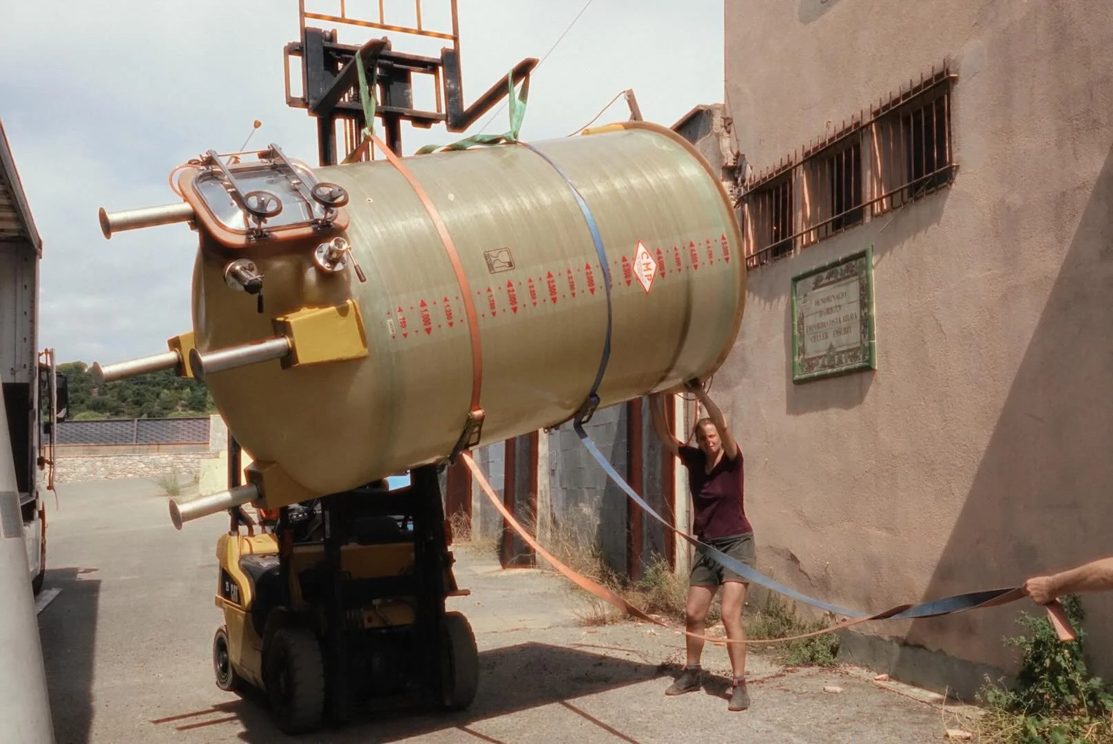 Back in 2019, when we were struggling to enter a couple of 5000 liter fiberglass tanks. Thanks to our forklift, a hoist and some muscle (see Dido) we got them in and they haven&rsquo;t moved since 💪🏽🤣. Read about it on our new Substack post, link 