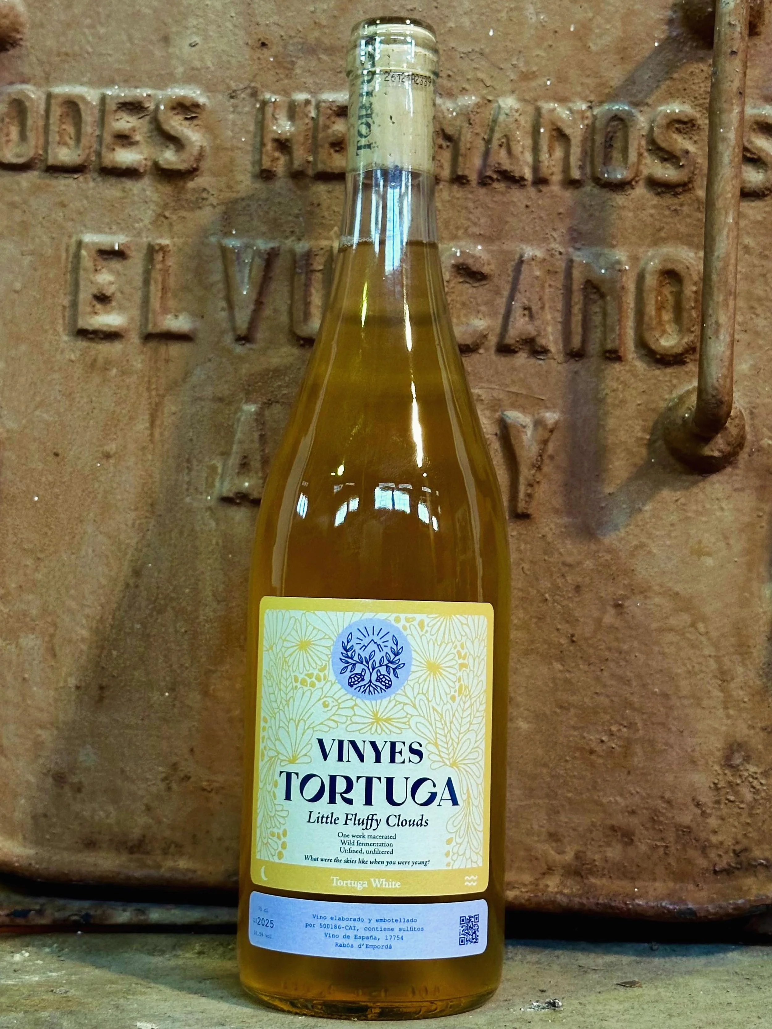 ✨ Tortuga Essentials ✨

Tortuga White now comes in two moods:

Little Fluffy Clouds 2025 (Macabeo &amp; Muscat Alexandria)
and
Fixture Picture 2025 (Carinyena Blanca)

Same family, different color coding.

With the new labels we wanted to make the wi