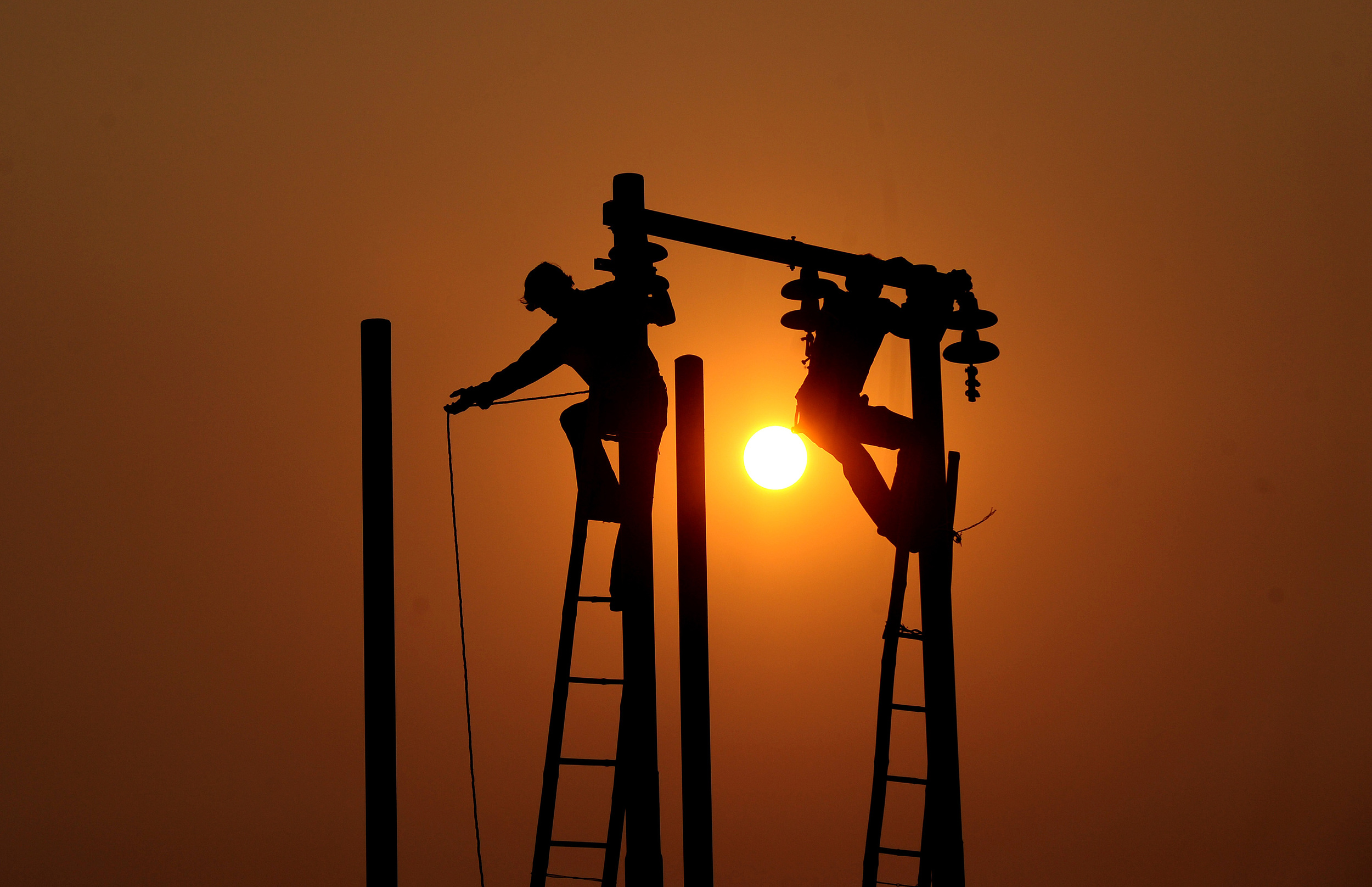 electricity-sunset-workers-afp.jpg