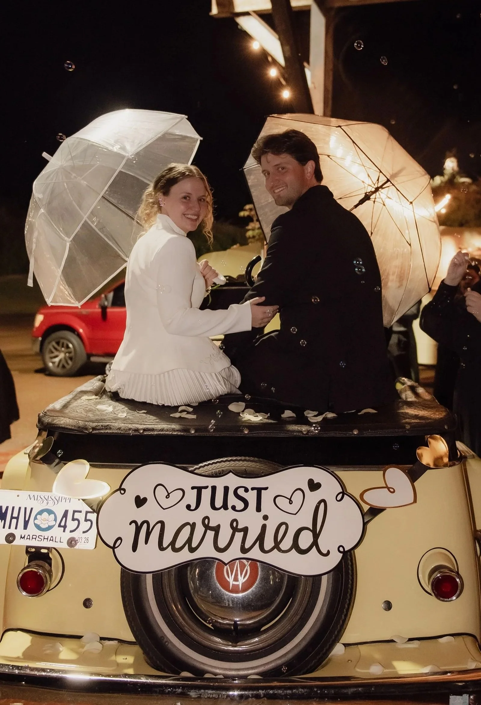 couple departing in a convertible with just married sign at the jefferson oxford