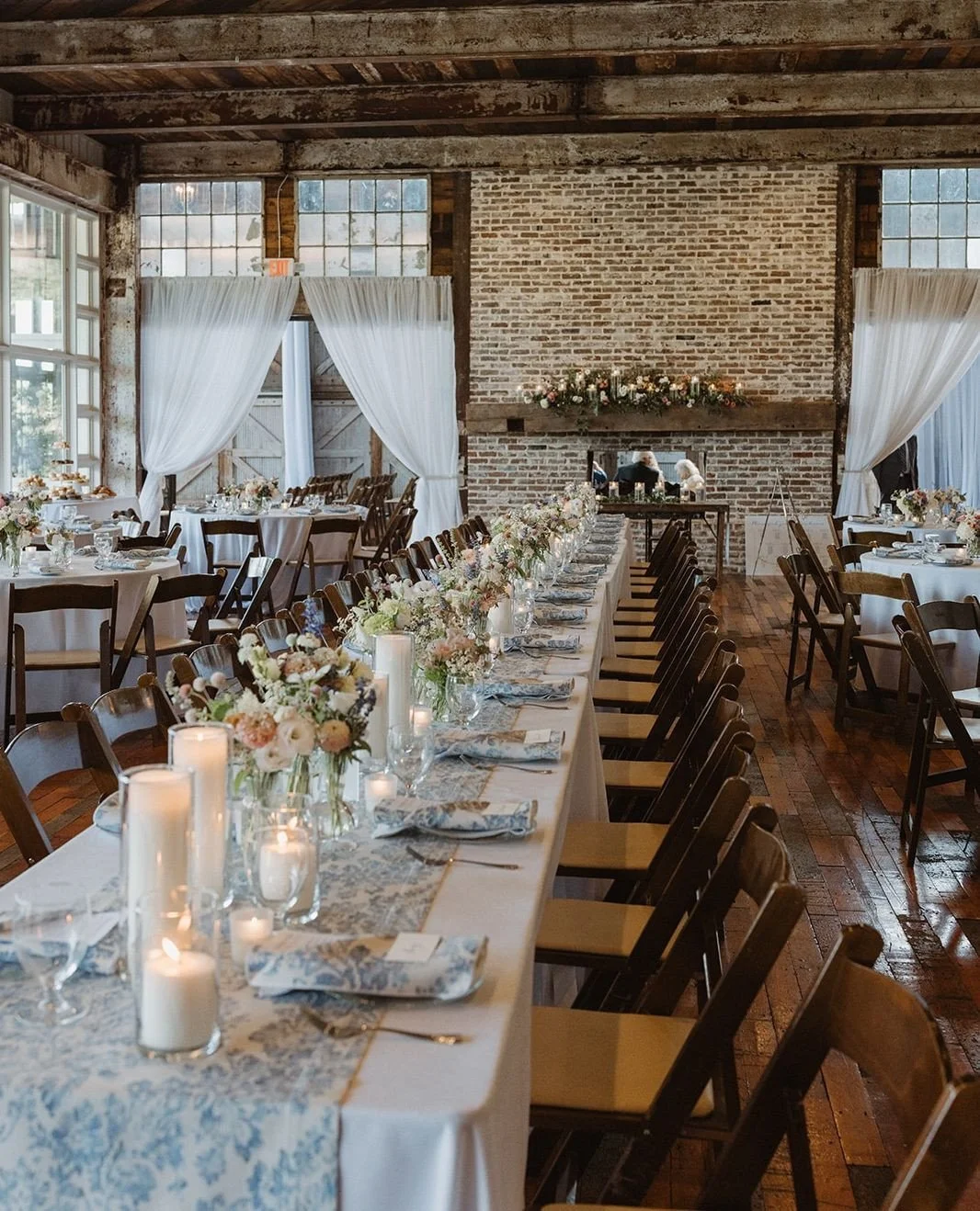 You don't have to have a reception in the Grand Hall to be GRAND. Our beautiful Lakeside Room is the ideal setting for receptions with less than 150 guests.
✨ What We Offer:
Stunning lakeside views for a picturesque backdrop
Flexible seating a