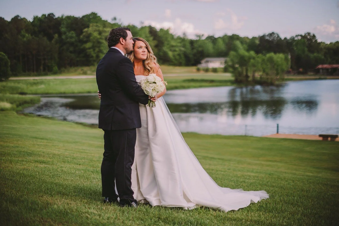 ✨ Bridal portrait inspiration, inside and out.
Murphy & Hayden 💖 
Photographer: @theremingtonphotography
Planner: @baileylincolm_events
Caterer: @elizabethheiskellofficial
Venue: @thejeffersonoxford
Rentals: @detailsrentals
Floral: @b