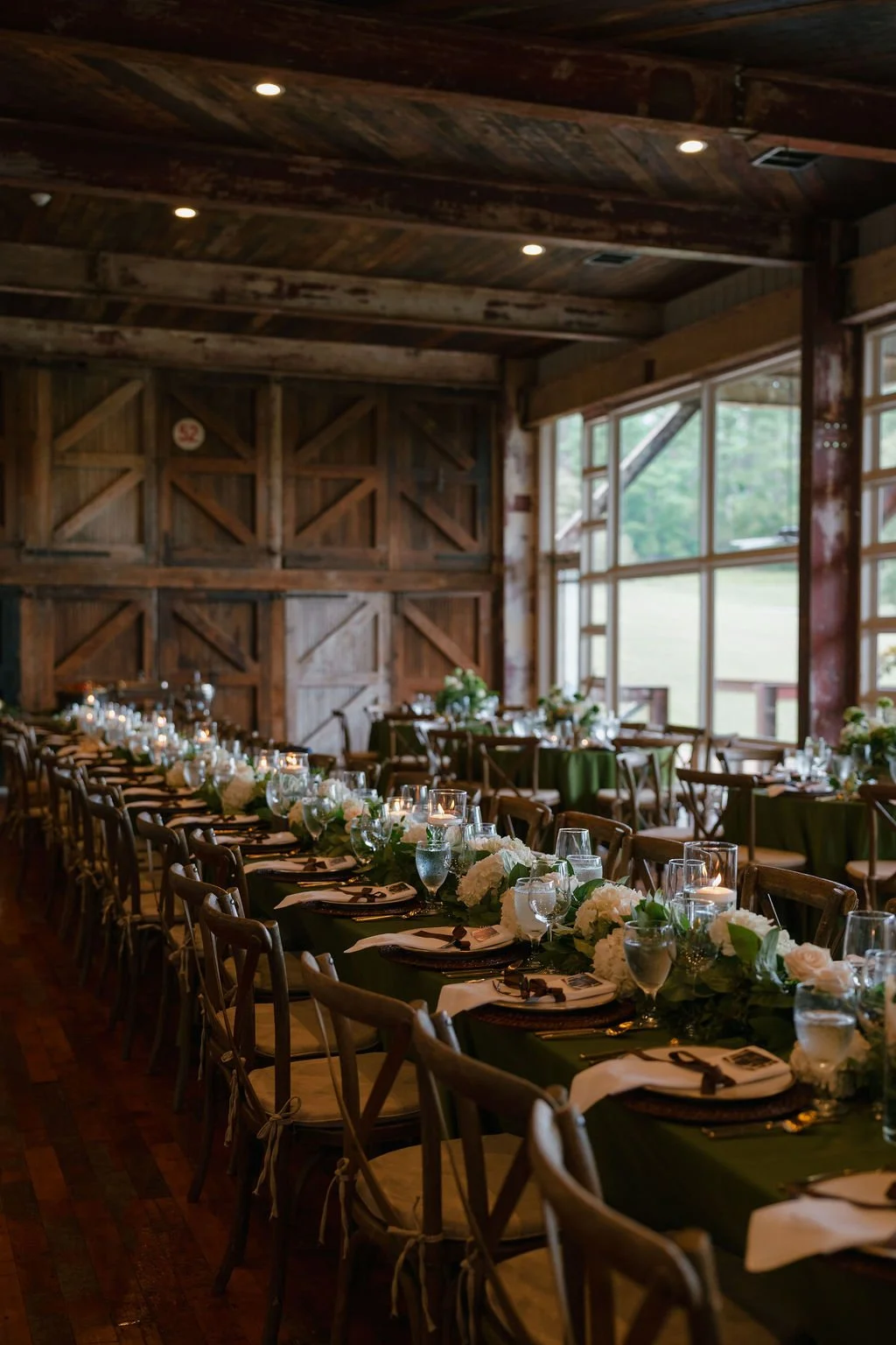 center head table set for rehearsal dinner in lakeside room at jefferson oxford