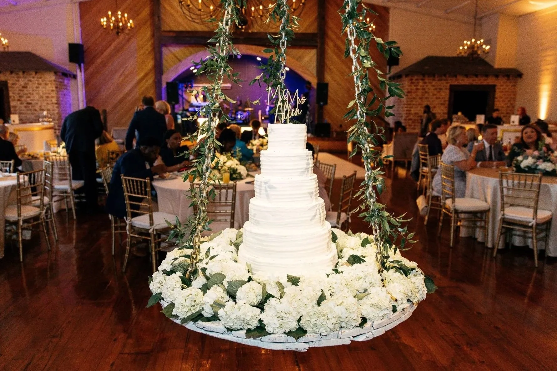 suspended wedding cake hanging in the grand hall jefferson oxford wedding.jpg