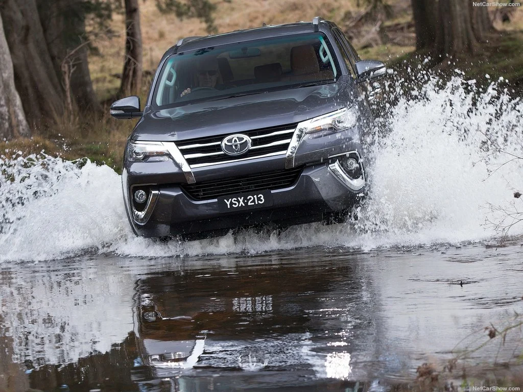 Toyota-Fortuner_2016_1024x768_wallpaper_11.jpg