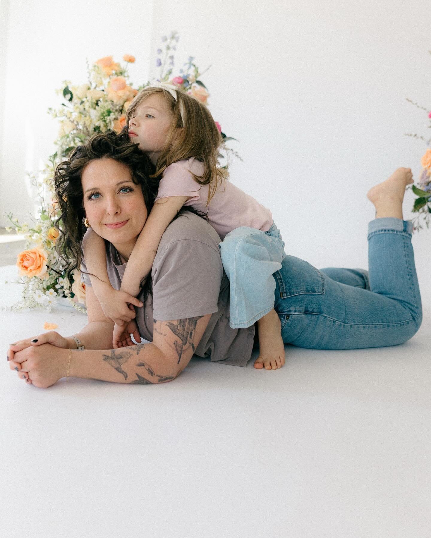Blooming with love 💐 This beautiful family brought all the warmth to the studio surrounded by flowers, giggles, and sweet little moments.