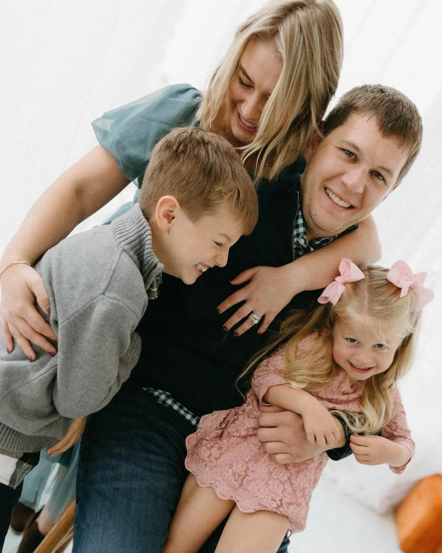 goofin off with the needles family (6 months ago.. this is how behind I am yall) but needless to say, always such a treat to have these beautiful people in front of my camera 🤍