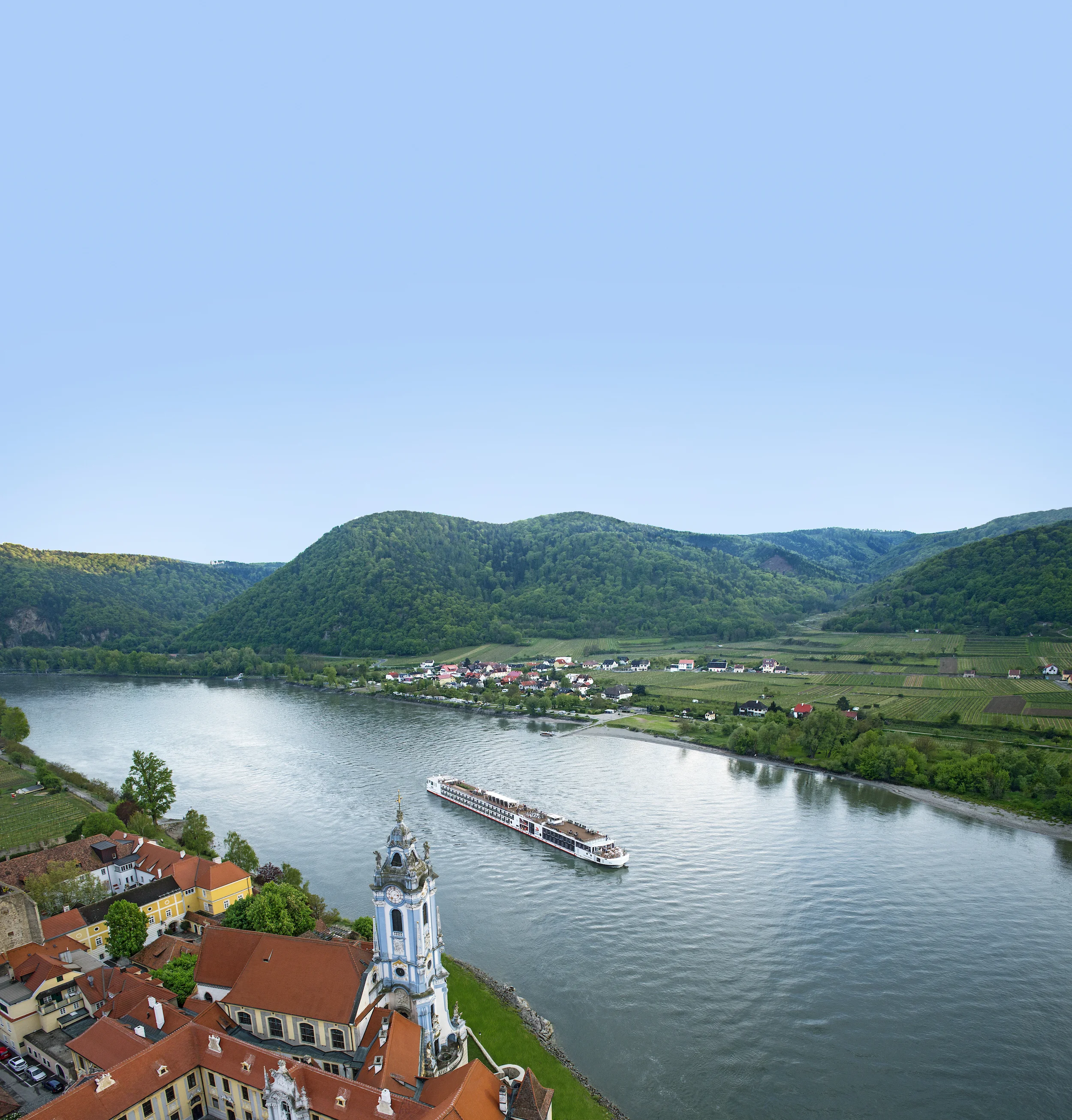 Viking_Longship_near_Durnstein.jpg
