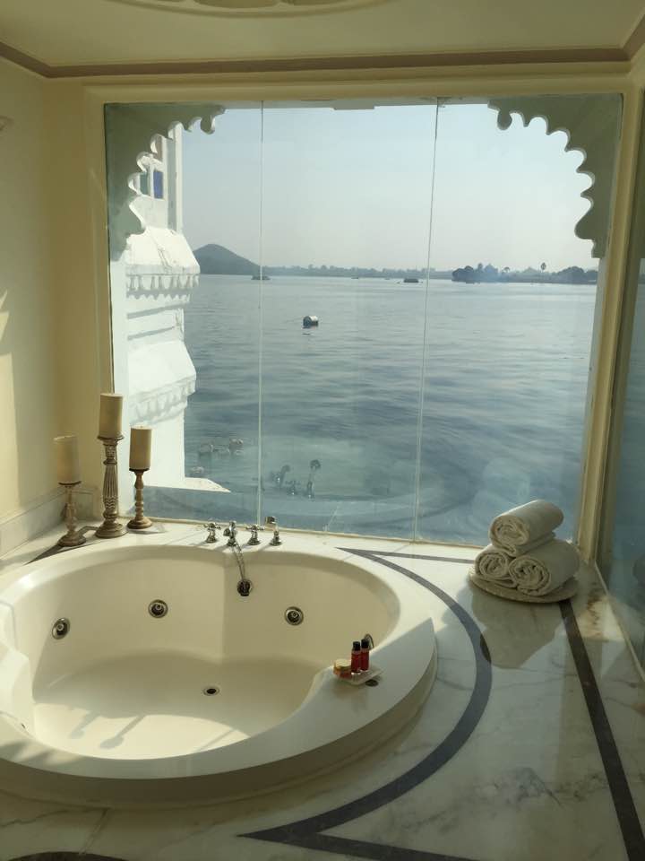 Taj_Lake_Palace_bath.jpg