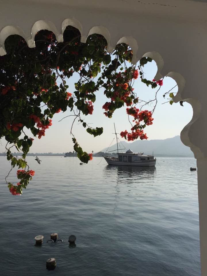 Taj_Lake_Palace_water.jpg