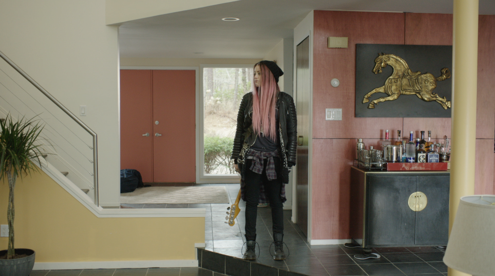 9b5e4586535cecea-JudeArrives.png