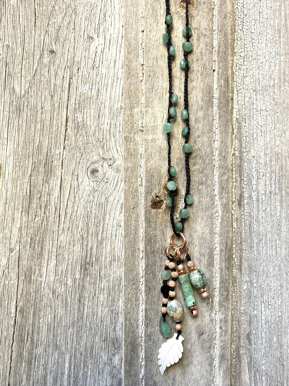  One of kind … sautoir d’émeraudes, turquoises, chrysoprases, nacre 