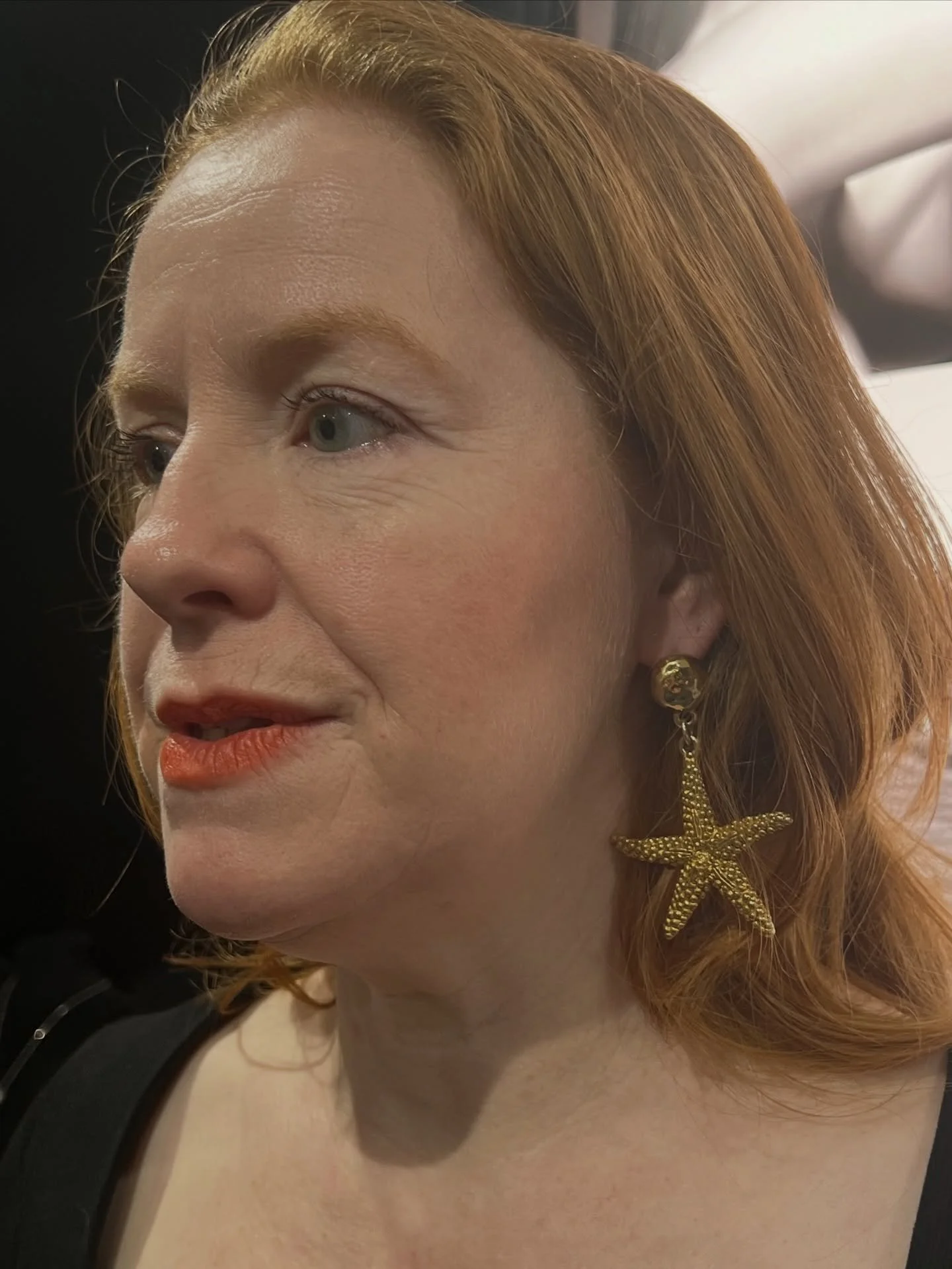 Same jewellery.
Two women.
Completely different effect.

Can you spot the difference? 👀

✨ Metal first
Cool undertones glow in silver.
Warm undertones radiate in gold.

✨ Then shape
Angular features are softened by rounded jewellery.
Softer features