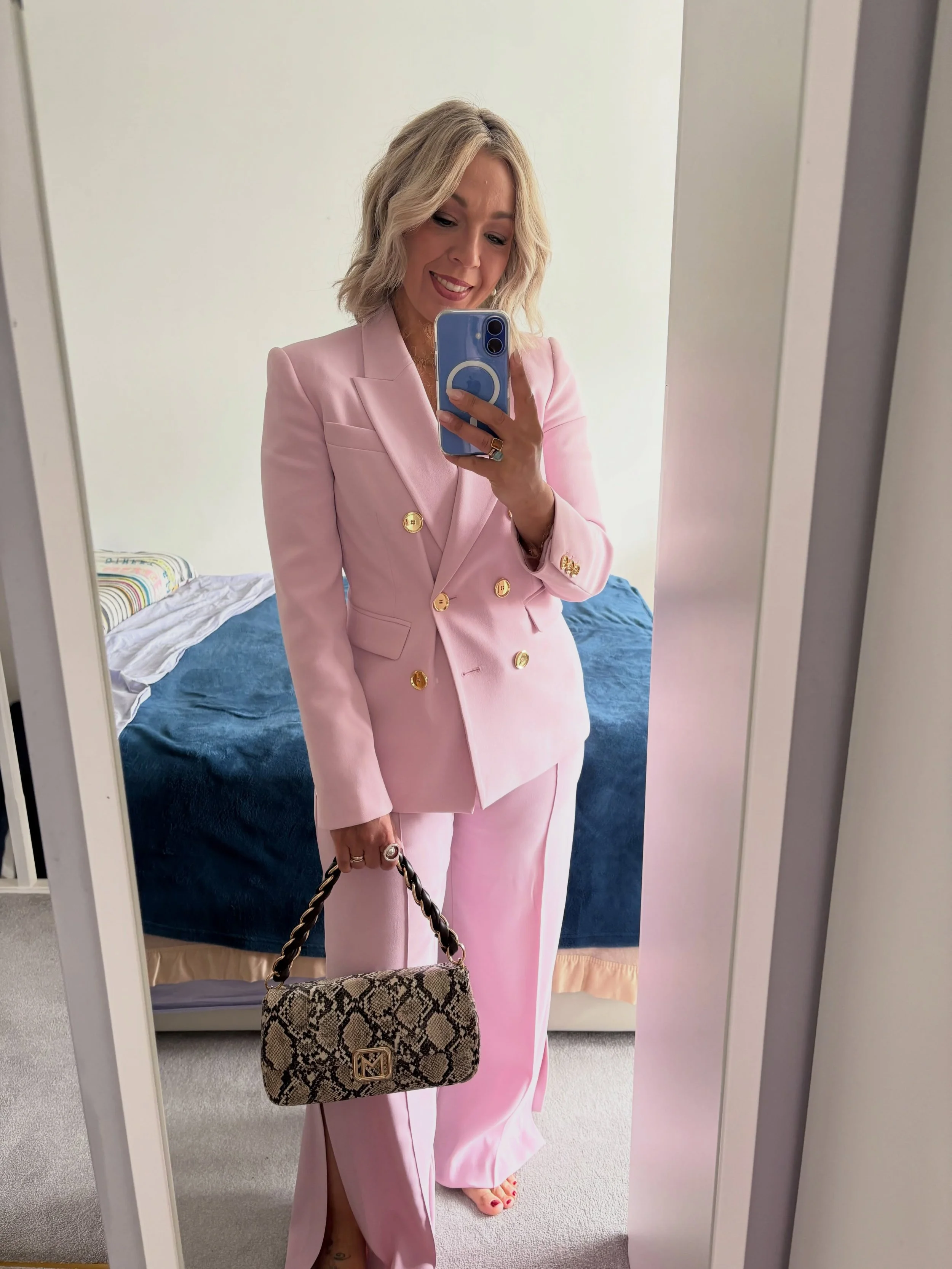 What I wore for my son&rsquo;s Holy Communion&hellip;

Nothing new, nothing blue, everything old.

I had other ideas for my outfit, but the British Weather sc**** up my plans! 😬 Eventually, I decided to go for this pink suit from @pinkoofficial comb