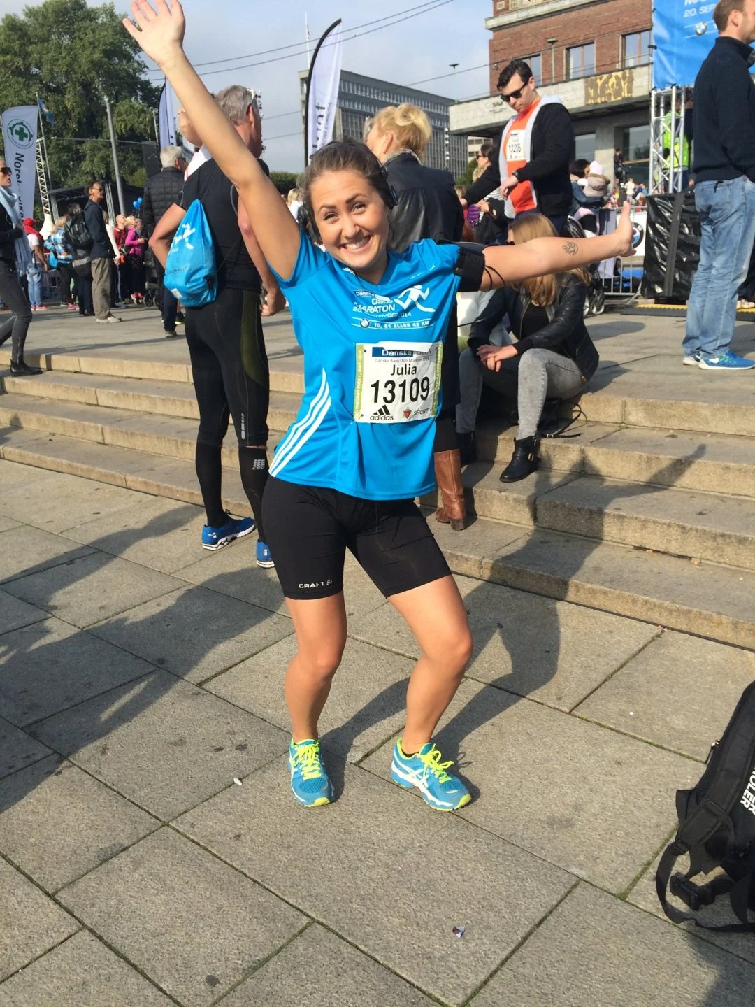 Julia Alvær samlet inn 12 500 kroner til gatebarn ved å løpe Oslo Maraton, Moss Avis (21.09.14)