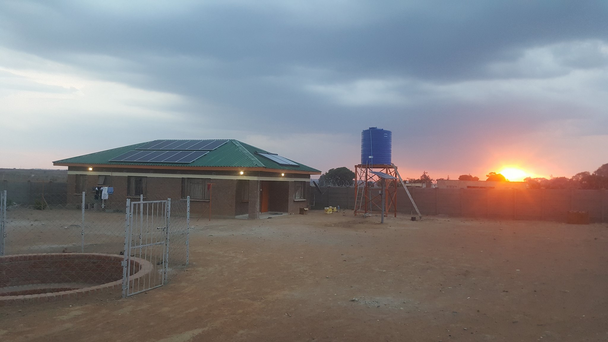 In October 2016 the engineers Joar Larsen and Mathias Espeland from Engineers Without Boarders Norway went down to Zimbabwe to install a solar geyser at the orphanage. Their mission was successfully accomplished, and you can read their final report here . 