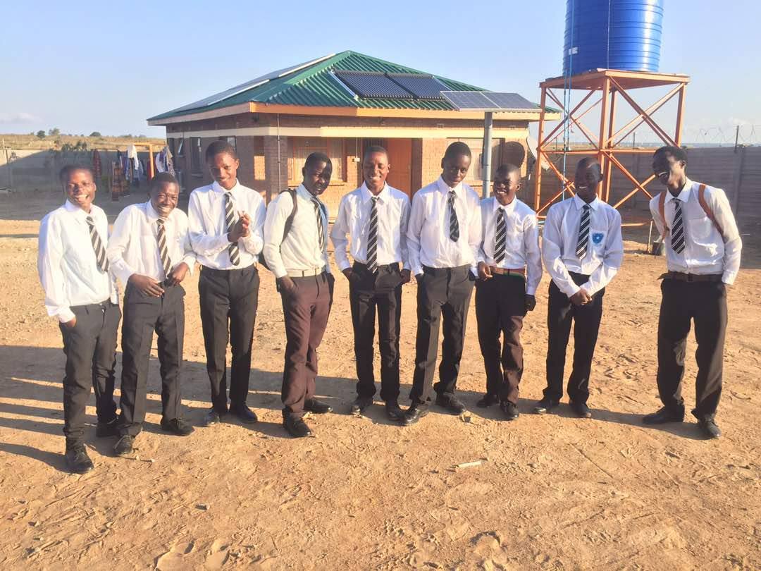 Det andre skoletrimesteret i Zimbabwe er nå i gang, og denne gangen har vi sendt hele 54 barn tilbake på skolebenken! På samme tid i fjor hadde vi 32 barn på skolen, så folkens - det nytter faktisk! Tusen takk til alle sponsorene våre som gir barna våre denne muligheten! Har du lyst til å bli med å hjelpe enda flere barn til en utdanning? Meld deg som sponsor ved å kontakte oss på sponsor@hopeproject.no, og bli med å gjør fremtiden til enda flere barn litt lysere! Ingen kan gjøre alt, men alle kan gjøre litt! <3