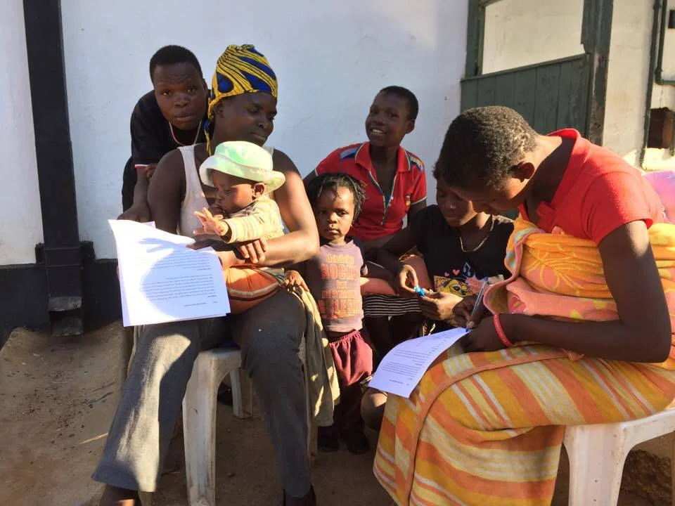Kjære sponsorer og støttespillere! Sommeren har for alvor begynt, og mange har kanskje allerede startet på årets ferie, mens andre sparer det til senere. Juni og juli er de to kaldeste månedene i Zimbabwe, og det merkes godt på kroppen i Gweru. Det er ikke lett å være gatebarn i disse dager, hvor gradene fort kan synke ned til 0 grader på natta. Denne måneden har vi hatt storfint besøk på barnehjemmet av ingeniørene Hanne Liland Bottolfsen og William Louis Park fra Ingeniører Uten Grenser Norge! Vi har hatt problemer med vannhullet vi boret på barnehjemmet, da det virker som om det ikke er nok tilsig av vann, spesielt utenfor regnsesongen. Ingeniørene har derfor gjort research og jobbet med å finne en mulig løsning på vannproblematikken på barnehjemmet, samt videre bruk av solenergi. I tillegg har de besøkt alle våre HÅP-familier, og sett på muligheten for å hjelpe dem slik at de får tilgang på rent vann og strøm gjennom bruk av solenergi. Vi gleder oss til å fortelle dere mer om dette i neste nyhetsbrev når rapportene er klare, men det kommer selvfølgelig en smakebit av oppholdet deres allerede nå! I dette nyhetsbrevet har vi gleden av å presentere våre fine nye gruppeledere! I tillegg har vi mange godsaker fra både prosjektet i Zimbabwe, men også innad i Norge! Så sett over kaffen, og finn deg godt til rette i solstolen, mens du nyter våre ferskeste nyheter rett i fanget! Og uansett om du nyter solrike feriedager på terrassen, eller om du jobber på spreng for å holde hjulene i gang, så ønsker vi deg en riktig god sommer! - Anita, Thomas og Lene MCHP-teamet Les hele nyhetsbrevet her.