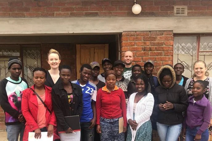 To barneheimer, 101 skulebarn, 20 håp-familiar, 15 håp-jentar og 65 håp-klasse-elevar. Ein non-profit organisasjon som har som mål å gjera barn og familier i Zimbabwe sjølstendige til å stå på eigne bein. Les meir på www.hopeproject.no